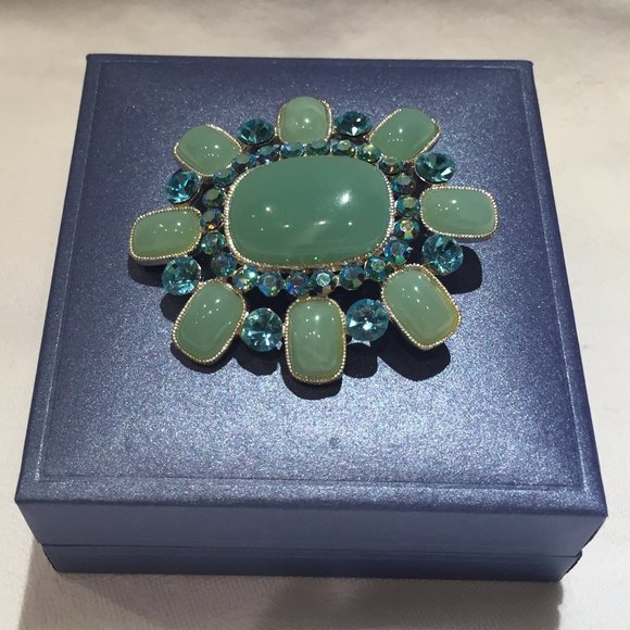 EUC Faux Topaz/Jade Green Brooch, Silver-Tone Metal Setting, 2 3/8" L x 2" W - Picture 8 of 8